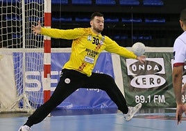 Kristof Palasics detiene un balón defendiendo la camiseta del Ciudad de Logroño.