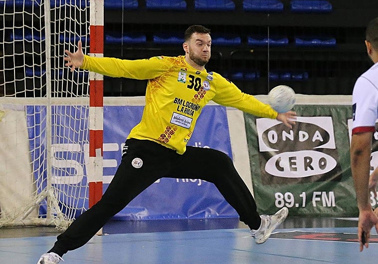 Kristof Palasics detiene un balón defendiendo la camiseta del Ciudad de Logroño.
