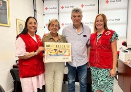 Jorge Eugenio y su esposa, con miembros de Cruz Roja.