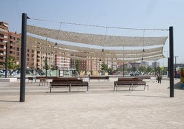 La zona central de pérgola, bancos y caminos de tierra es la que más críticas acumula.