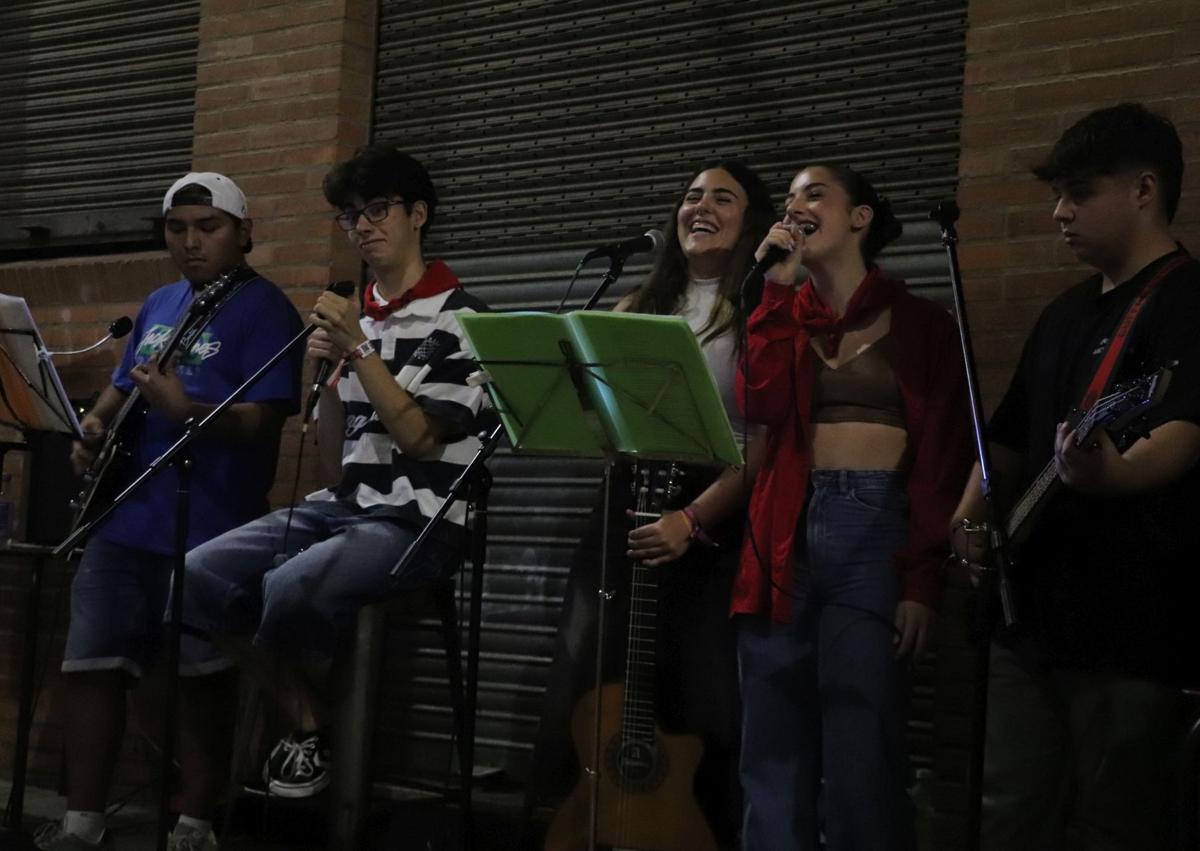 Imagen secundaria 1 - El Entierro de la Cuba cerró las fiestas patronales alfareñas