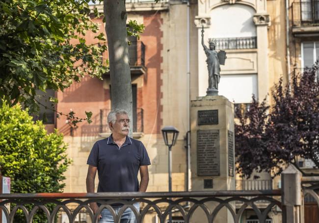 Espinosa, junto a la estatua de la Libertad, en Cenicero, frente a la casa en la que nació.