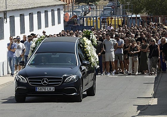El féretro con los restos mortales del pequeño Mateo llega a la iglesia.