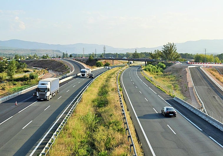 Vista del enlace de Villamediana de Iregua con la Ronda Sur de Logroño (actual autopista), ya casi finalizado.