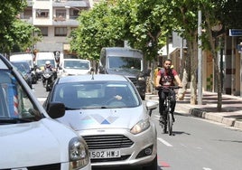 Circulación en avenida de Portugal este mismo verano cuando se cumple un año de la supresión del carril bici tras el cambio en la Alcaldía de Logroño.