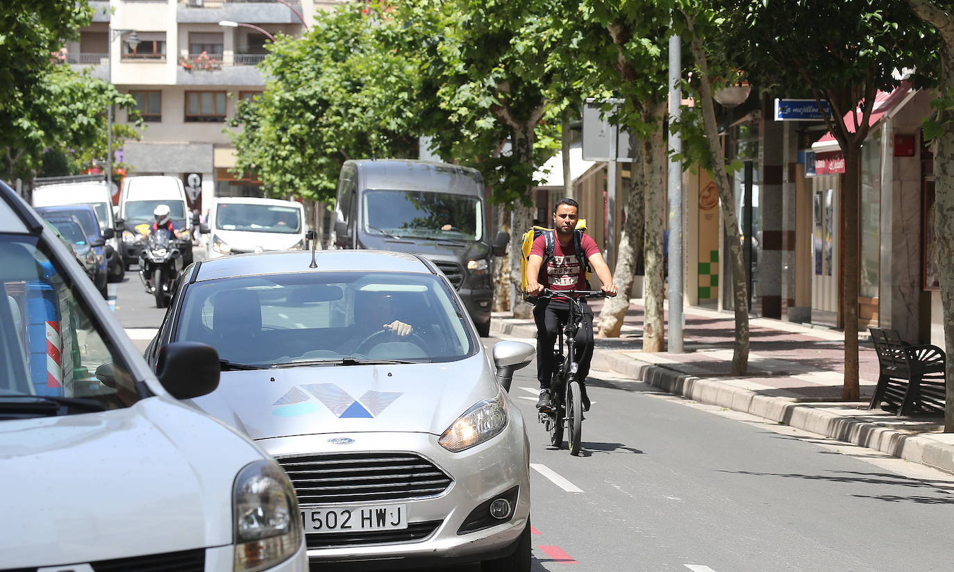 Circulación en avenida de Portugal este mismo verano cuando se cumple un año de la supresión del carril bici tras el cambio en la Alcaldía de Logroño.