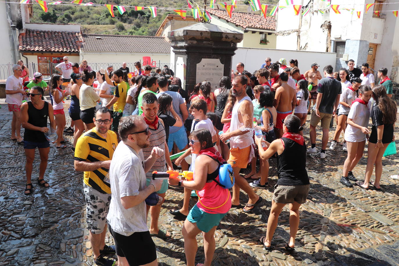 Las imágenes de la batalla de agua de Munilla