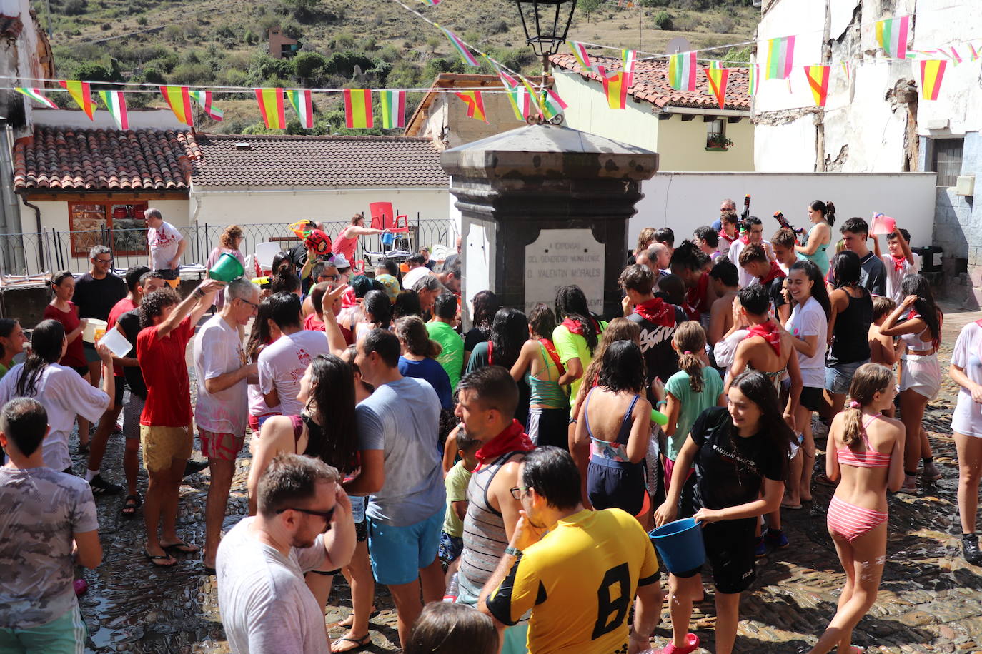 Las imágenes de la batalla de agua de Munilla