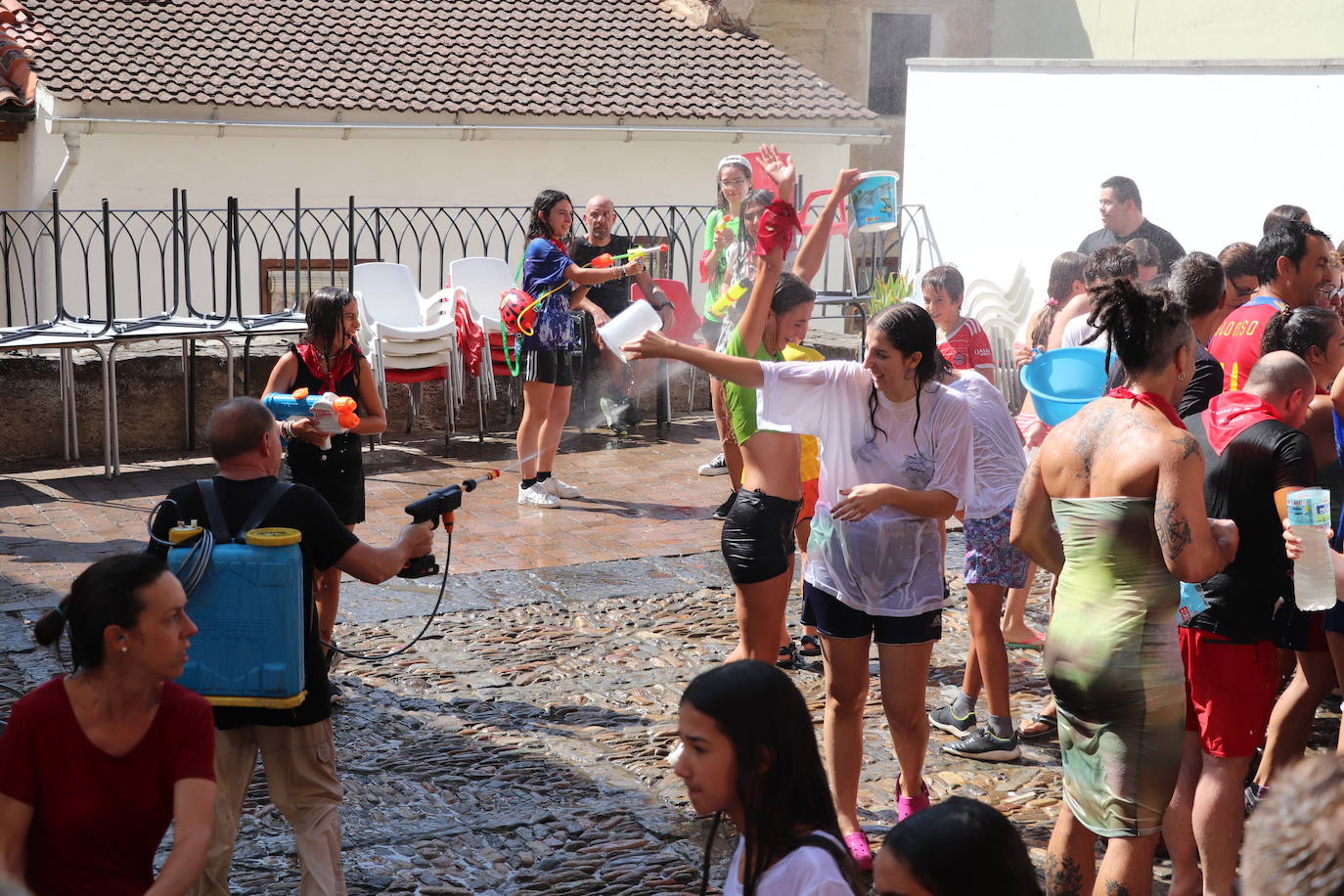 Las imágenes de la batalla de agua de Munilla