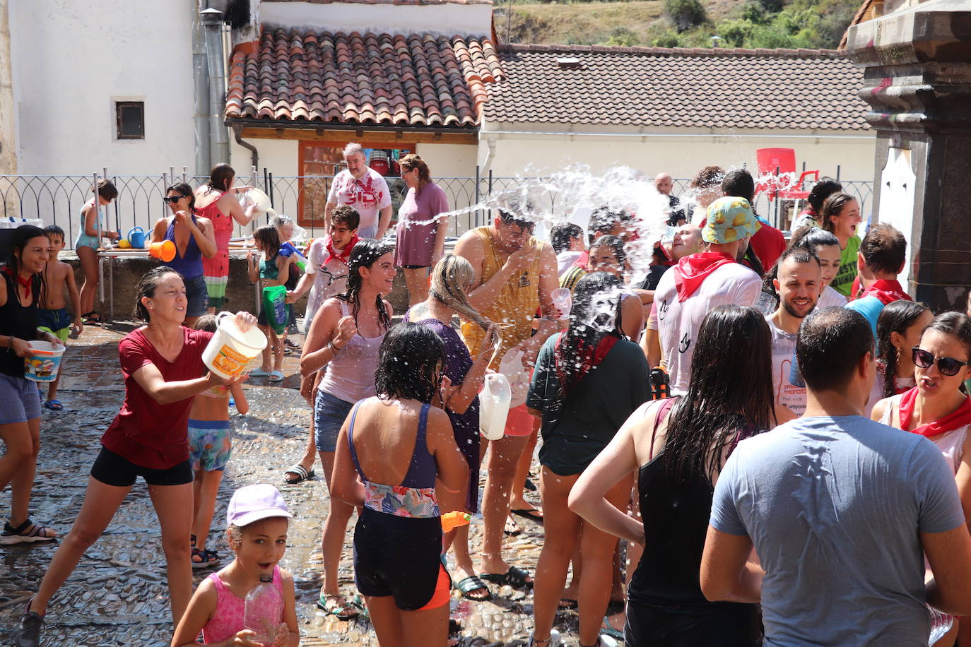 Las imágenes de la batalla de agua de Munilla