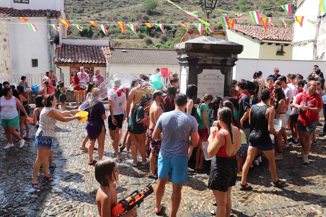 Las imágenes de la batalla de agua de Munilla