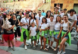 Miembros de la Peña Albaida posan tas el lanzamiento del cohete ayer en Albelda de Iregua.