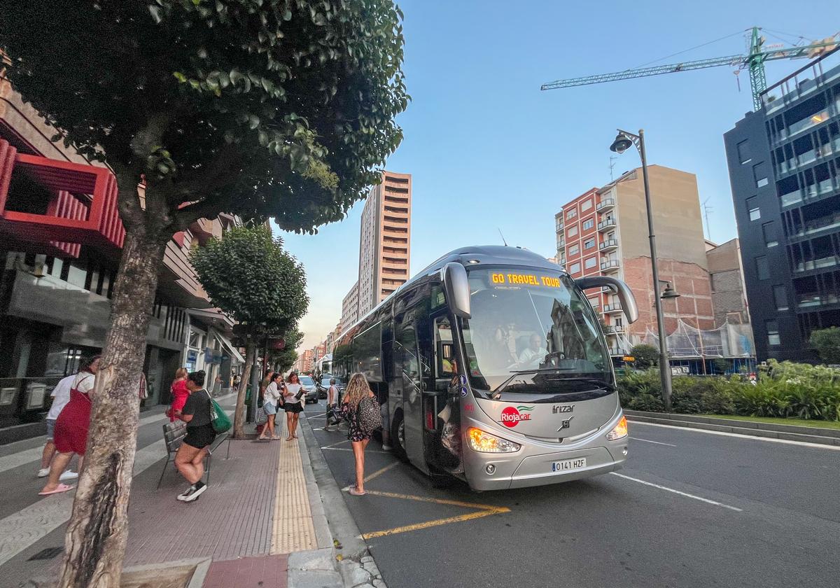 Llegada del 'playa-bus' a Logroño tras pasar el día en Castro-Urdiales