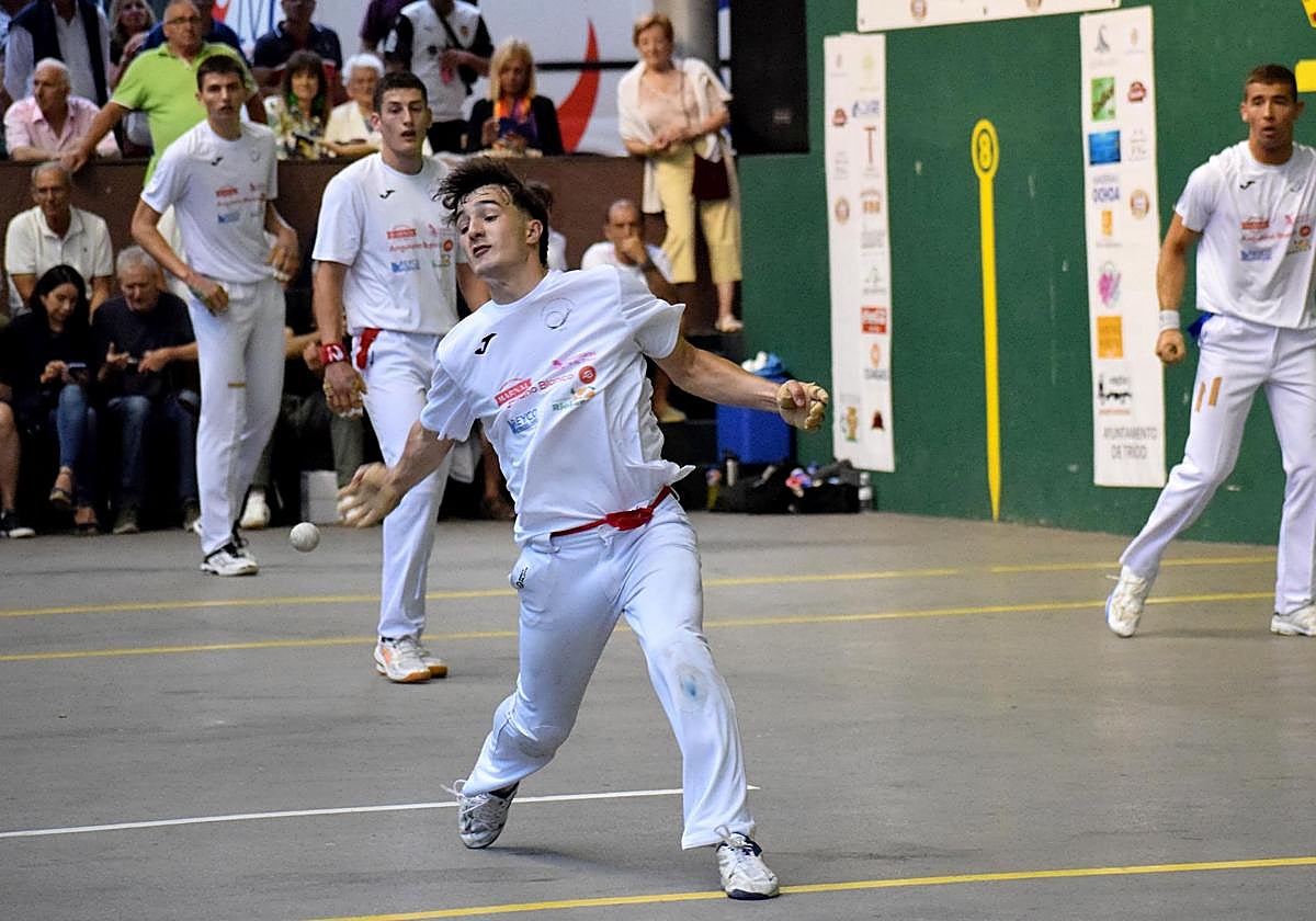 Fernández golpea la pelota, en la final Sénior.