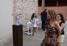 Dos mujeres contemplan la escultura del artista madrileño Juanma Martín, que simboliza la madurez.