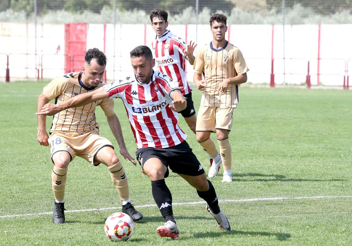 Dos jugadores pugnan por el balón en el encuentro de este sábado.