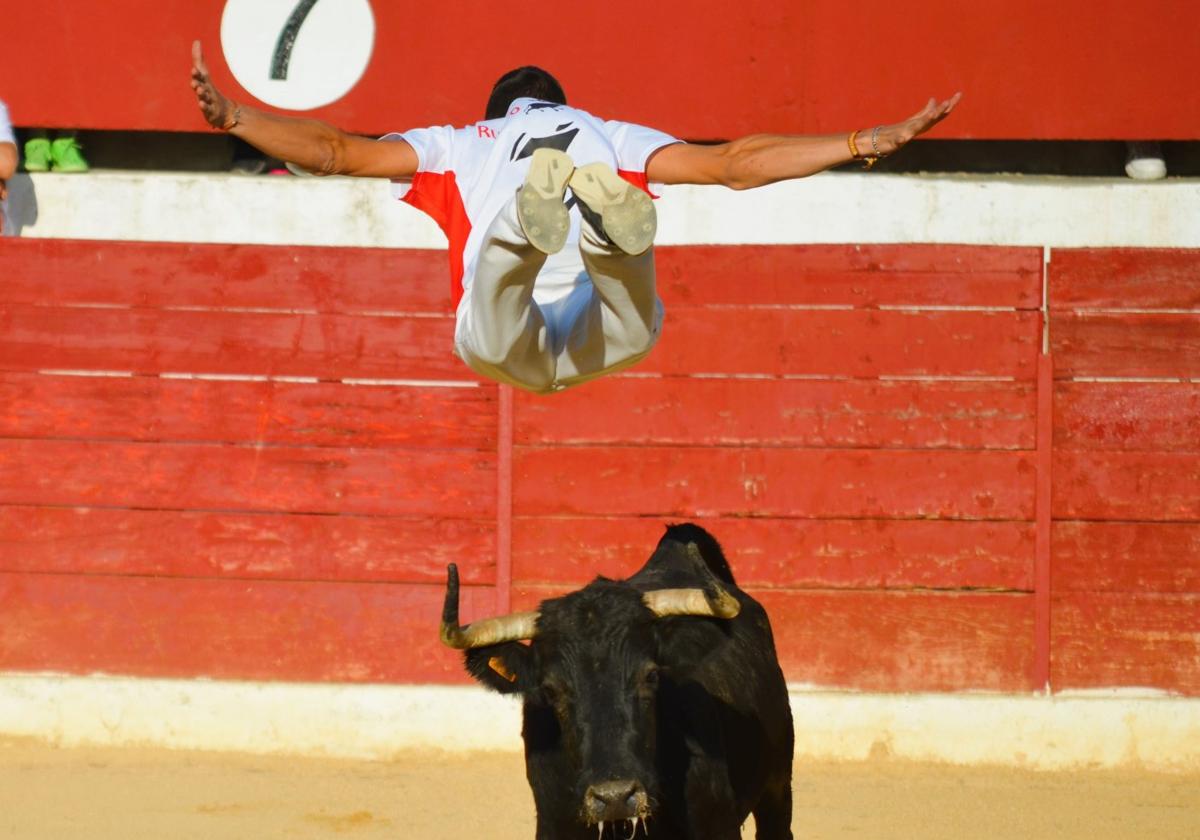 'Salto del ángel', en la exhibición de recortadores de la plaza.