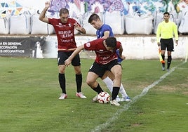 Dos jugadores del Arnedo y el Alfaro pugnan por el balón.