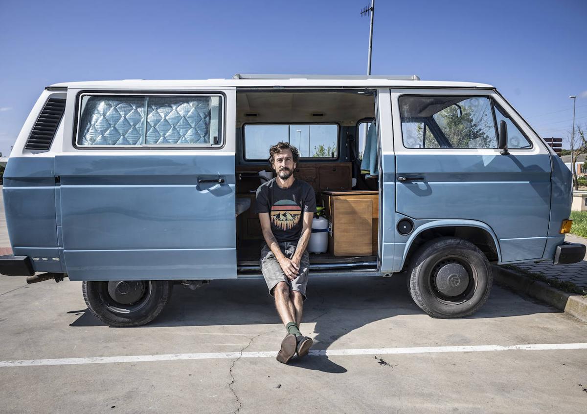 Imagen secundaria 1 - Autocaravanas estacionadas en las filas más alejadas de la entrada a La Noriras. Abajo, José María Aviló; y a la derecha, Alicia Messina y Antonio Pastorella, en el aréa de servicio para autocaravanas.