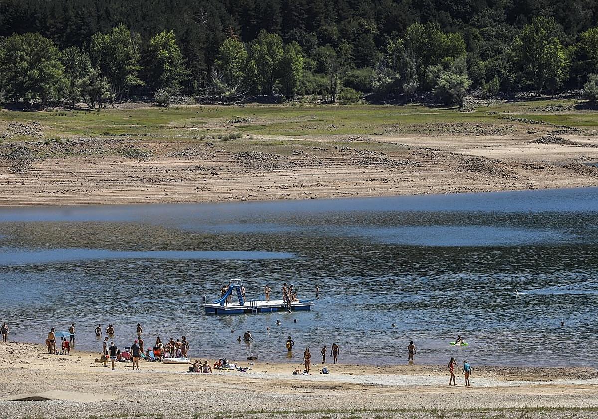 Zona de baño vigilada del Club Náutico El Rasillo, en el embalse González Lacasa, durante el verano del año pasado.