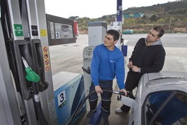 Un conductor reposta en la gasolinera Norpetrol en Logroño.