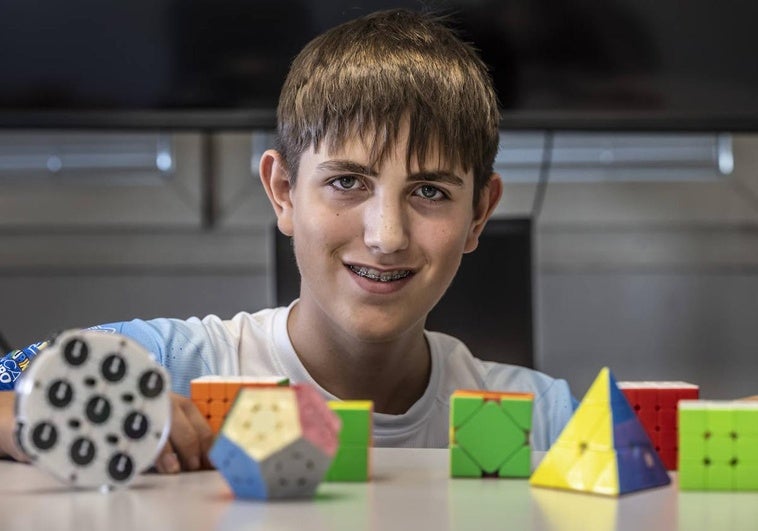 Nicolás posa con los cubos de rubik con los que compite.