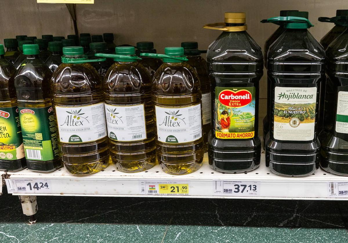 Aceites en un supermercado después de la rebaja del IVA.