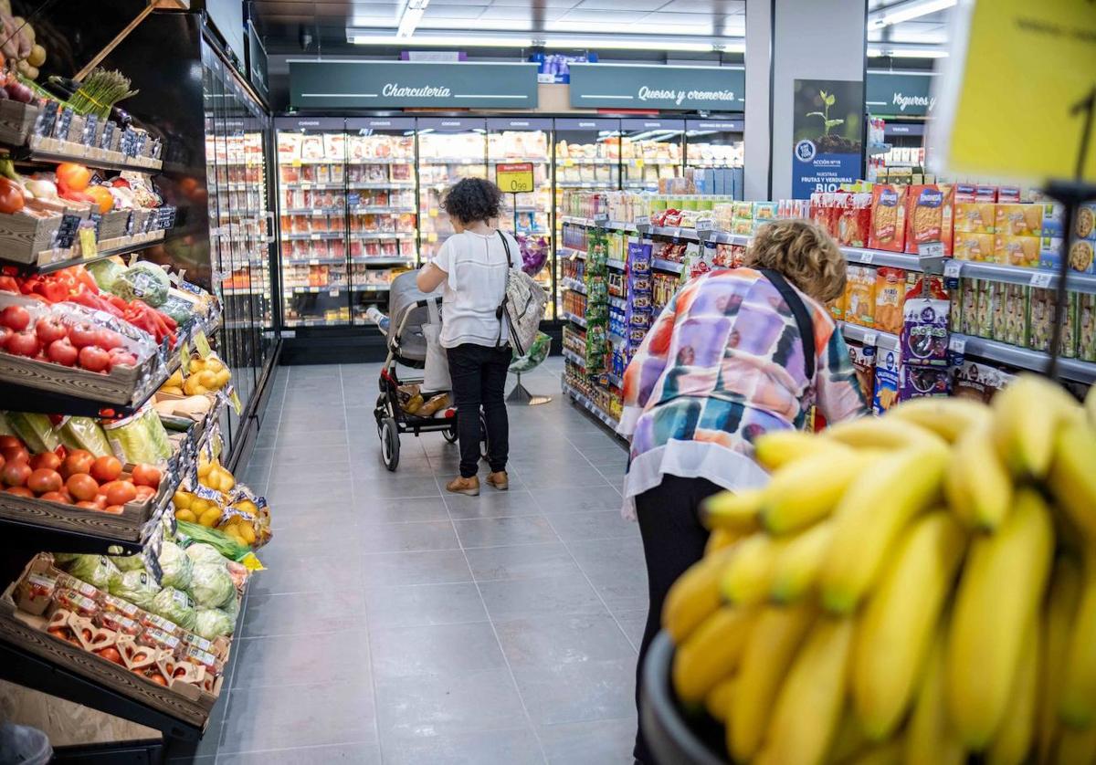 Dos mujeres hacen la compra en el supermercado.