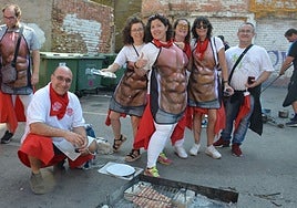 Una cuadrilla, preparando la careta para el concurso de la peña El Sol.