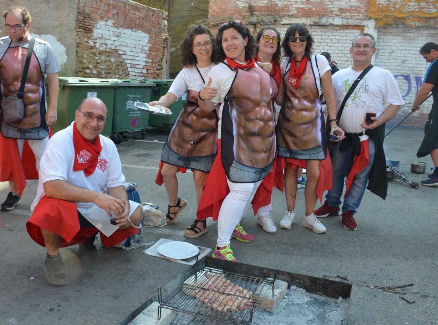 Una cuadrilla, preparando la careta para el concurso de la peña El Sol.