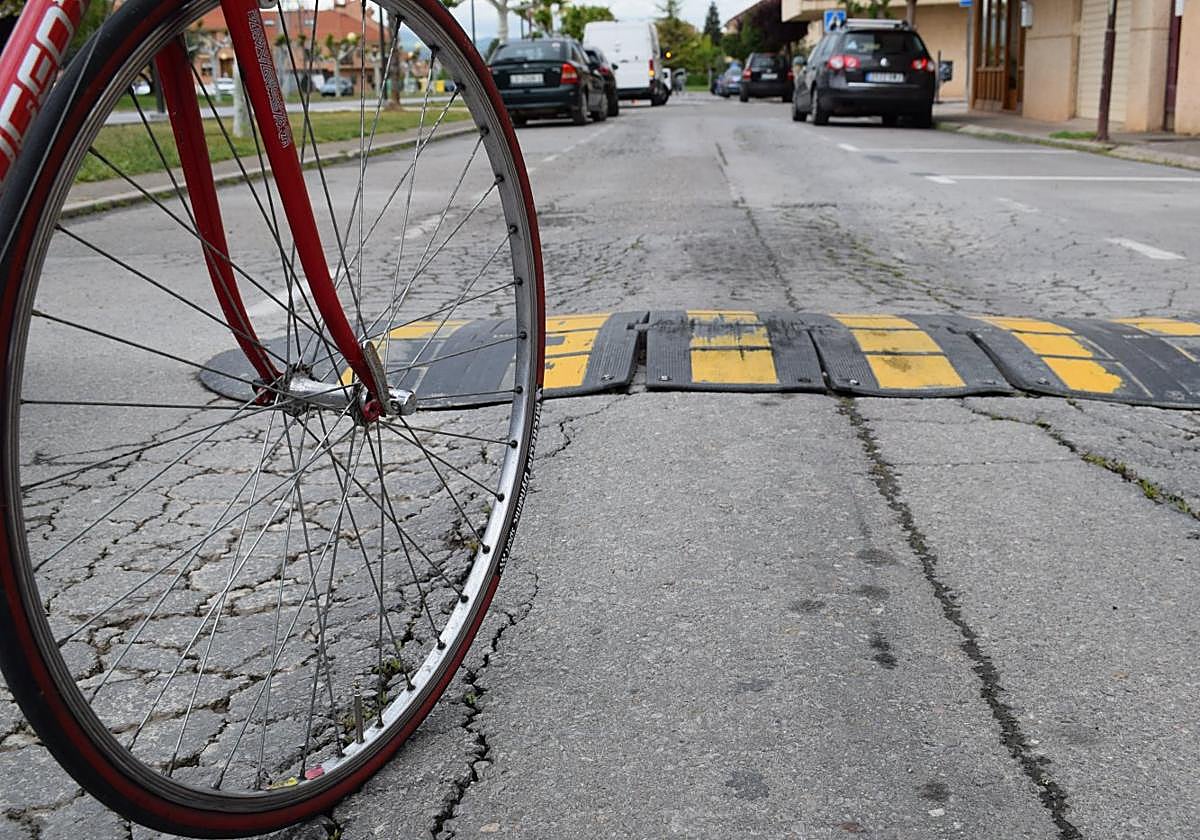 Tramo de la avenida de Juan Carlos I, en Villa Patro, con el asfalto agrietado y hundido.