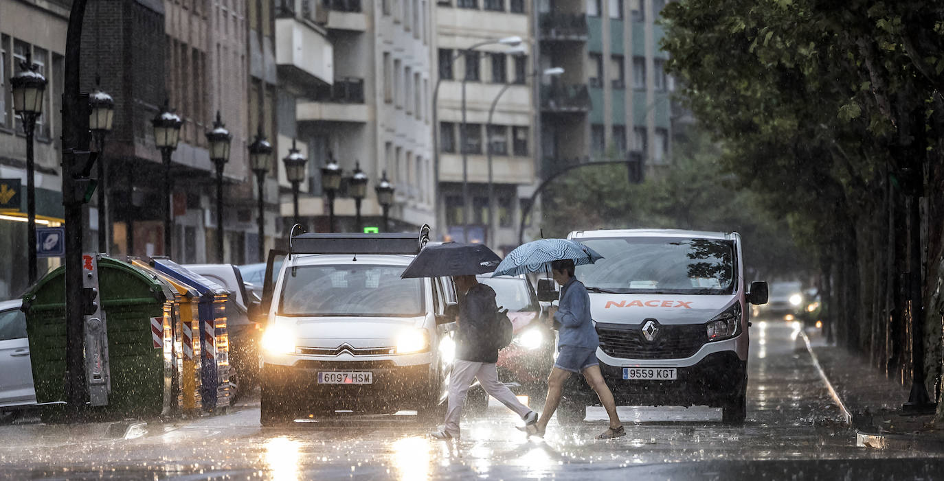 Una fuerte tormenta descarga sobre Logroño