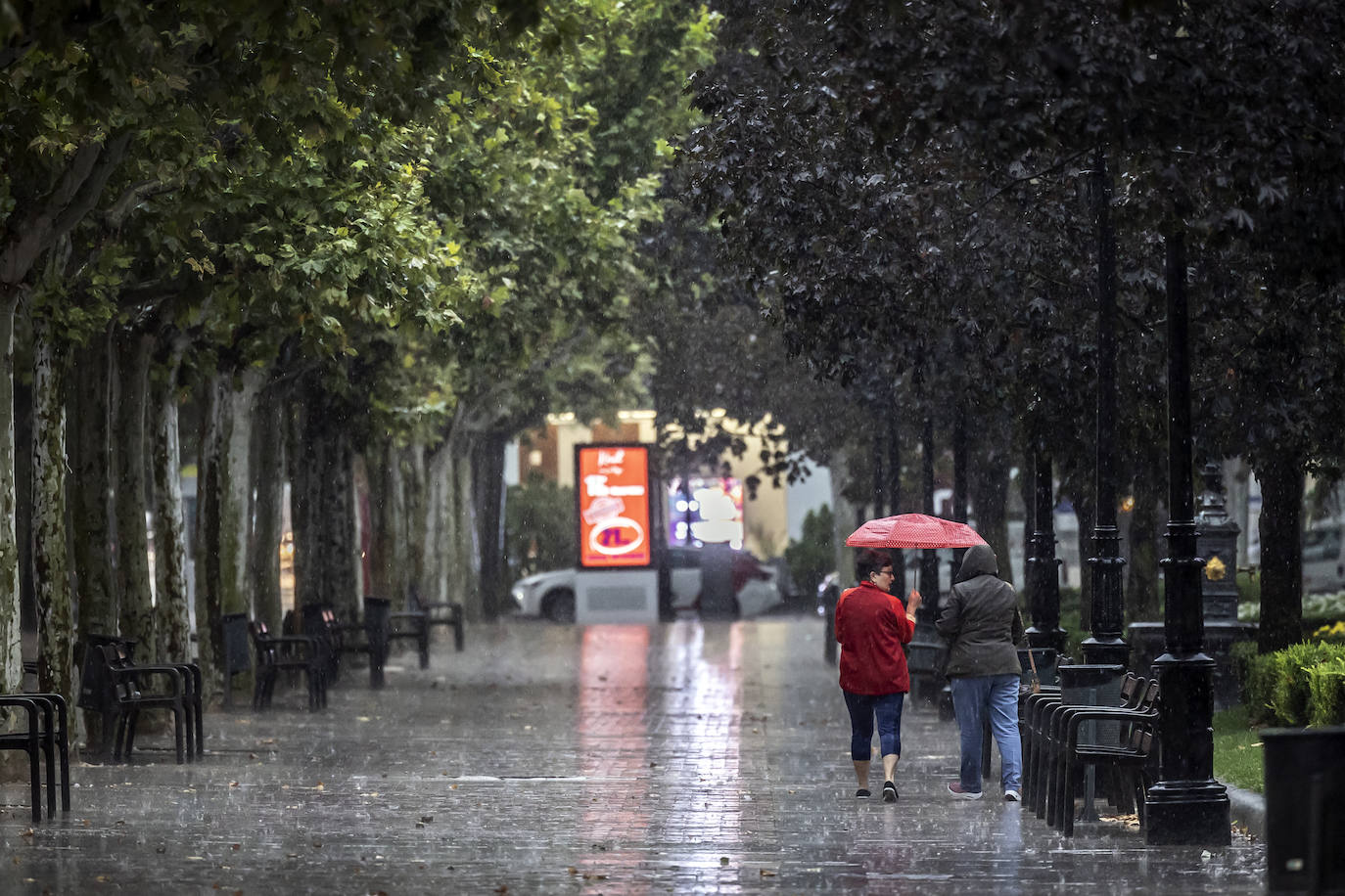 Una fuerte tormenta descarga sobre Logroño