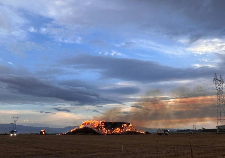 Un rayo provoca un incendio en una paca de paja