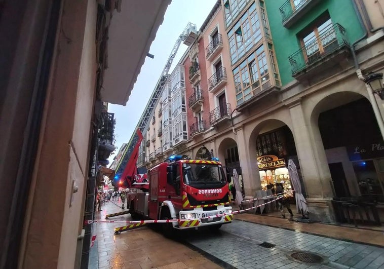 Se desprende una cornisa en la calle Portales