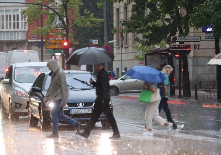 La lluvia ha acompañado el inicio de la jornada de los riojanos.