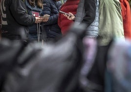 Un grupo de jóvenes comparten unos mensajes a través de sus teléfonos móviles.