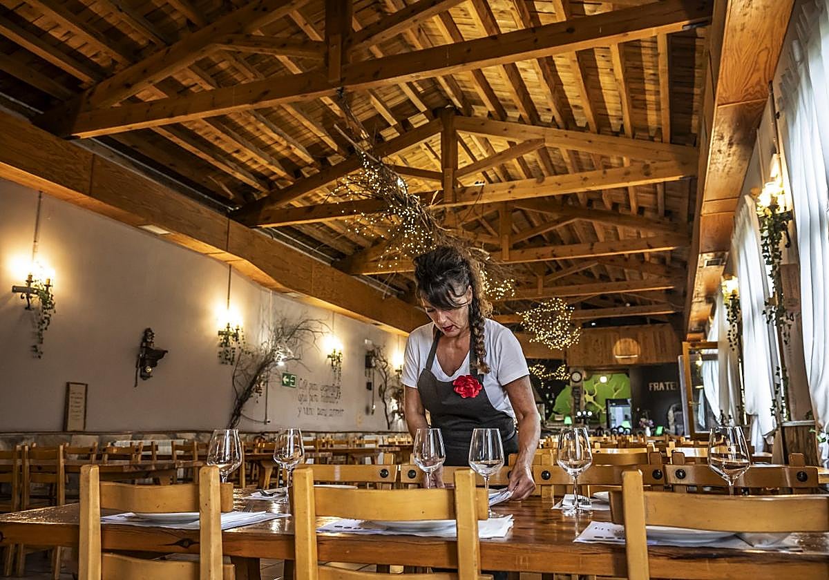Las hermanas Castelar (Rakel y Dori) manejan el asador y su tradicional horno de leña en el que elaboran cordero.