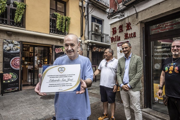 Eduardo San José, con la placa homenaje de sus compañeros de la Asociación de Hosteleros Laurel