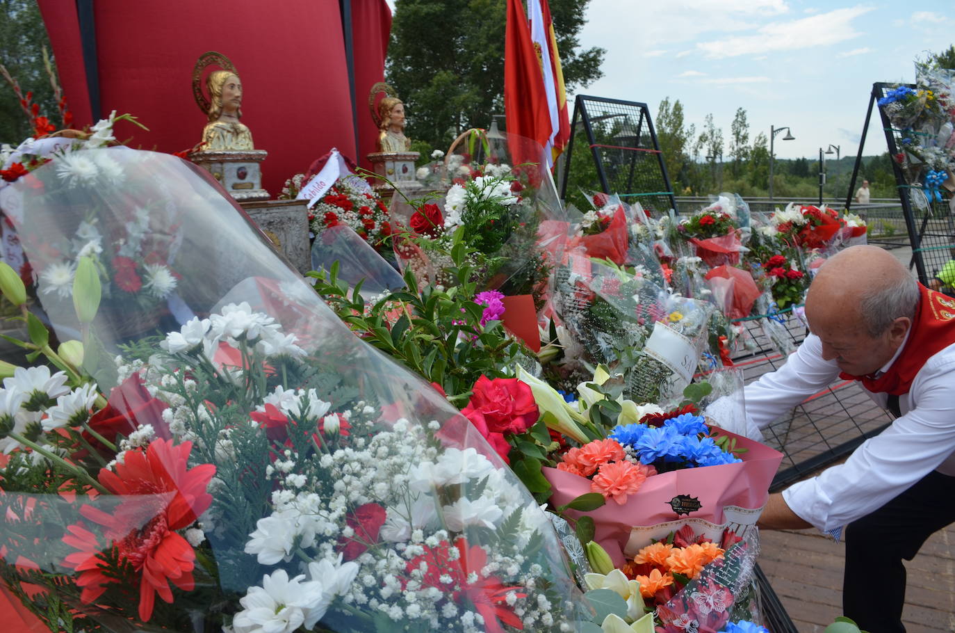 Las imágenes de la ofrenda de flores a los patronos en Calahorra