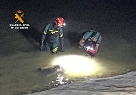 Especialistas del GEAS durante la recuperación del cuerpo.