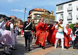 La familia Vicuña y el rey de La Moza llevan a hombros a los santos a su llegada a la plaza del Raso.