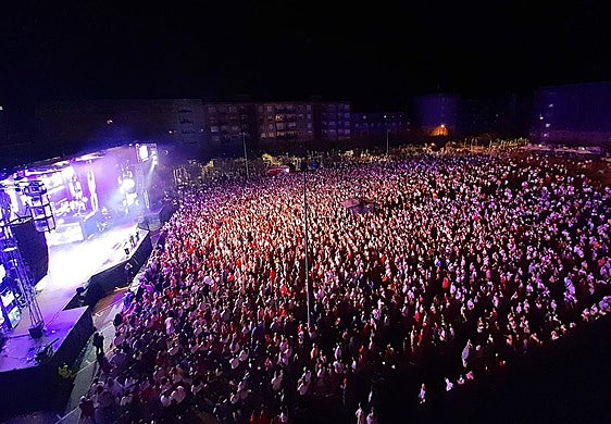 La actuación de la orquesta Panorama tuvo un respaldo multitudinario.