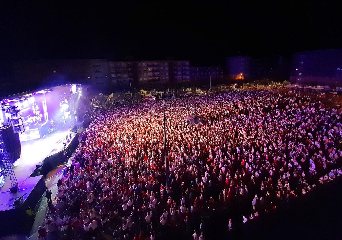La actuación de la orquesta Panorama tuvo un respaldo multitudinario.