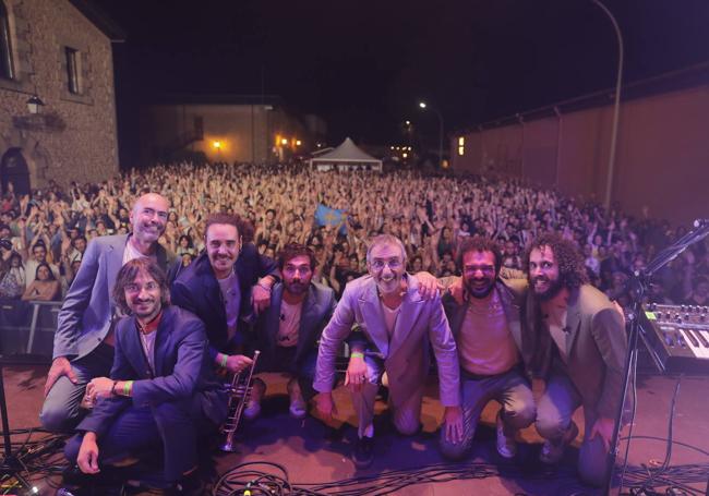 Foto de familia de Xoel con su banda y su público, tras el concierto ofrecido en Bodegas Franco-Españolas.