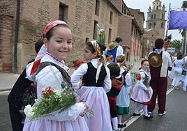 Dos de las pequeñas de la escuela municipal de danzas de Calahorra, con sus ramos de flores para los patronos de la ciudad.