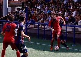 Pedro González avanza con el balón en el partido de este domingo ante el Eibar B.