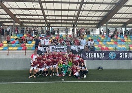 Los jugadores alfareños celebran con los aficionados desplazados a Guernika el triunfo.