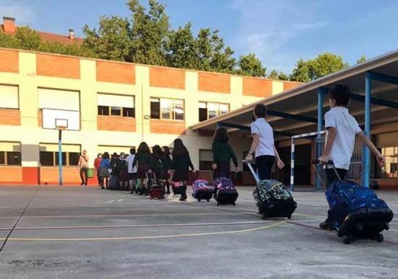 Alumnos entrando al colegio.