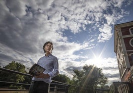 Andrés Pascual, sujeta uno de sus libros, en el Puente de Hierro.